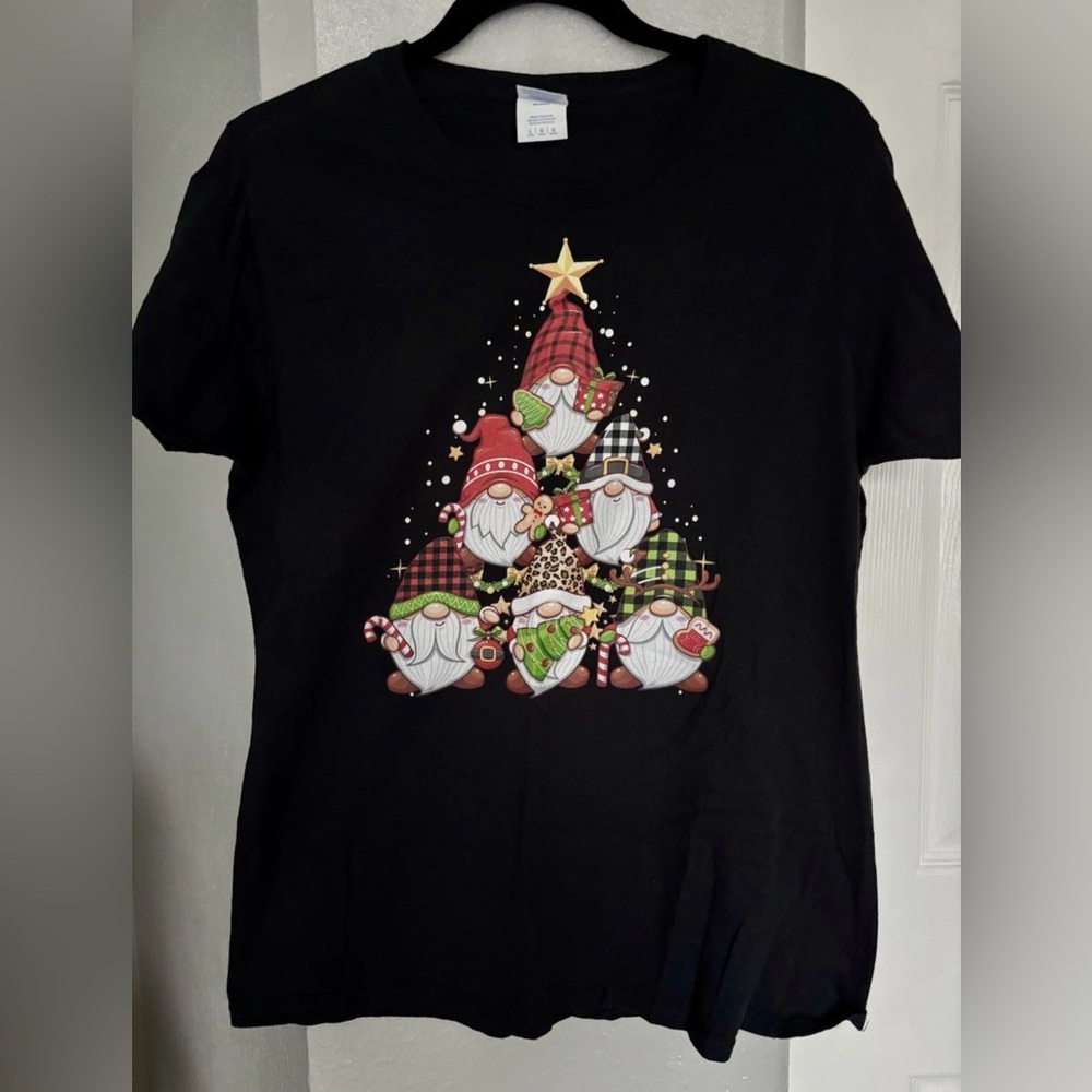 Black Women’s Short Sleeve Tee with Festive Gnome Tree Graphic